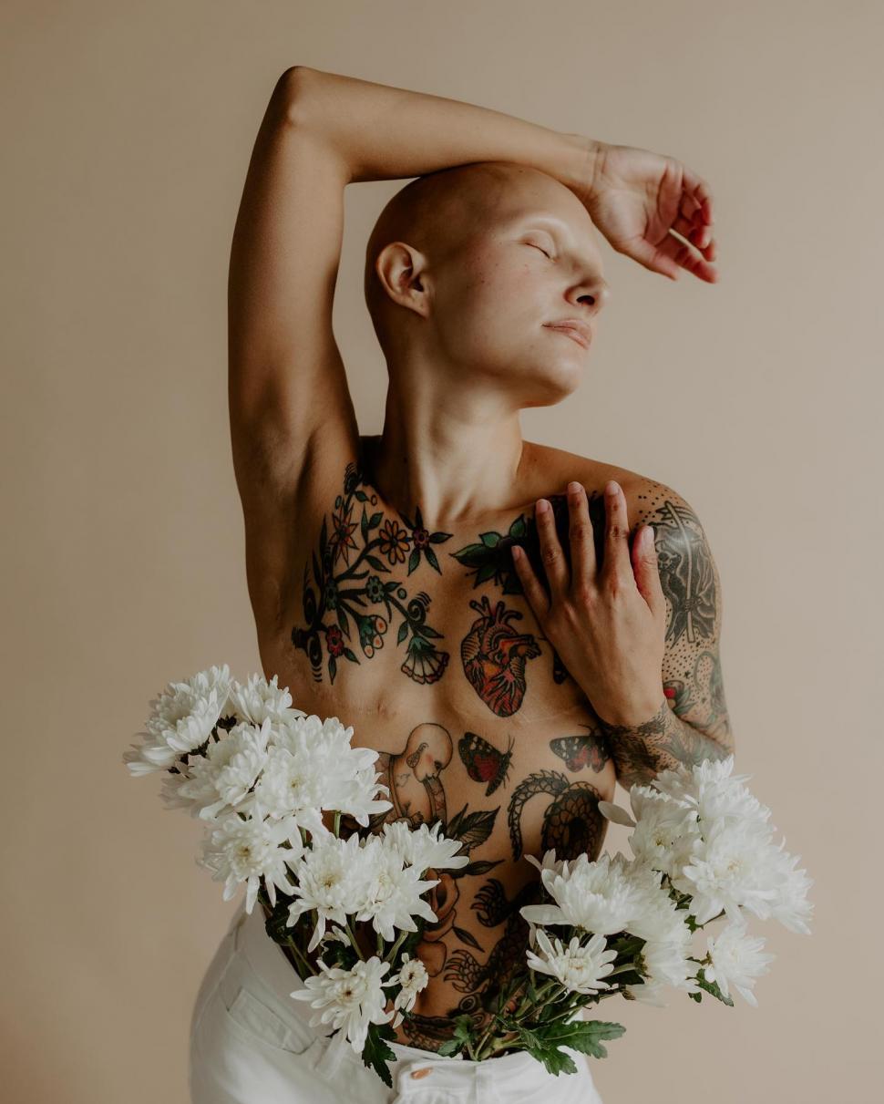 Lecţie de viaţă de la o fotografă. Şi-a făcut dublă mastectomie preventivă, fără implant sincron şi cicatricile le-a umplut cu tatuaje 966536