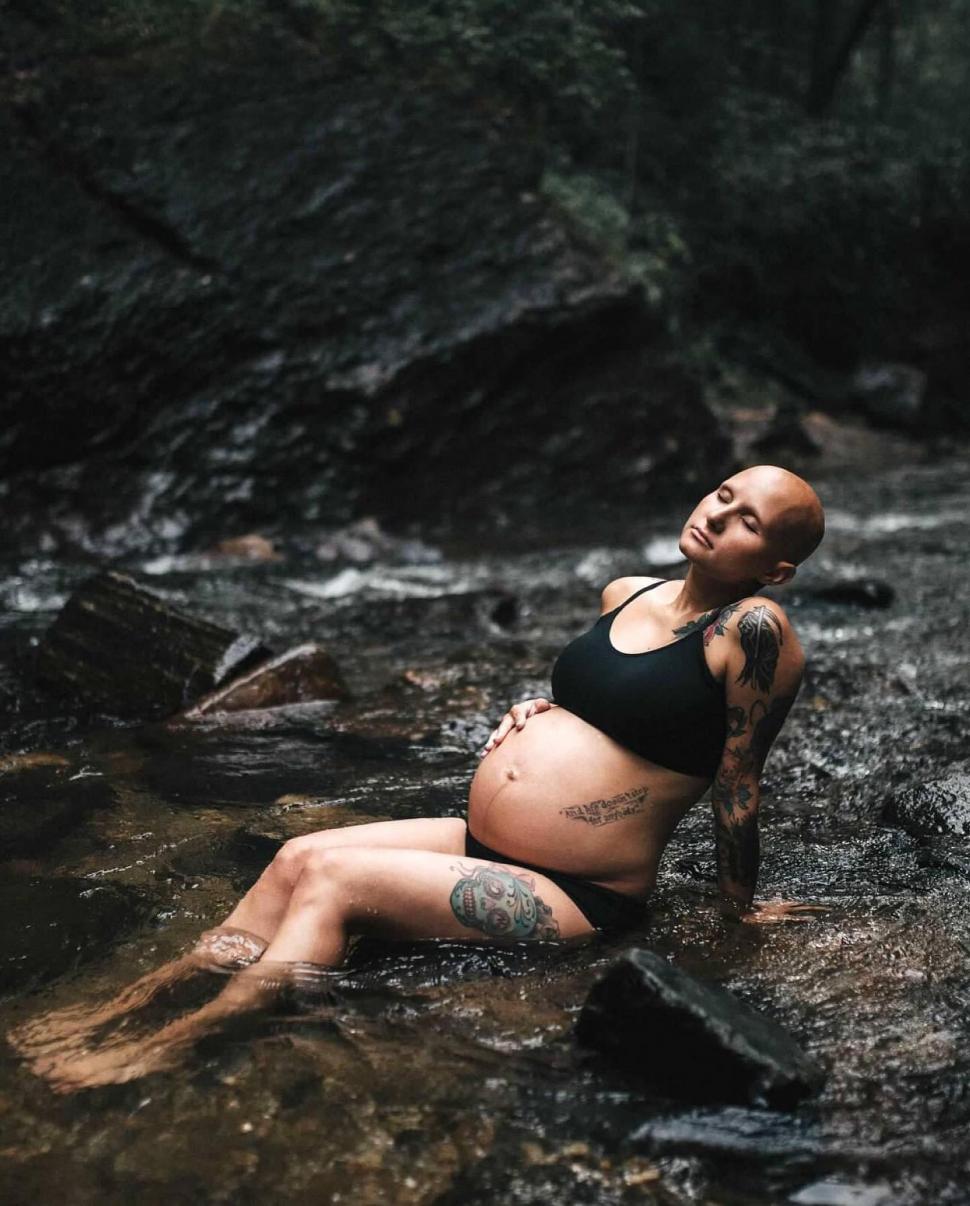 Lecţie de viaţă de la o fotografă. Şi-a făcut dublă mastectomie preventivă, fără implant sincron şi cicatricile le-a umplut cu tatuaje 966537