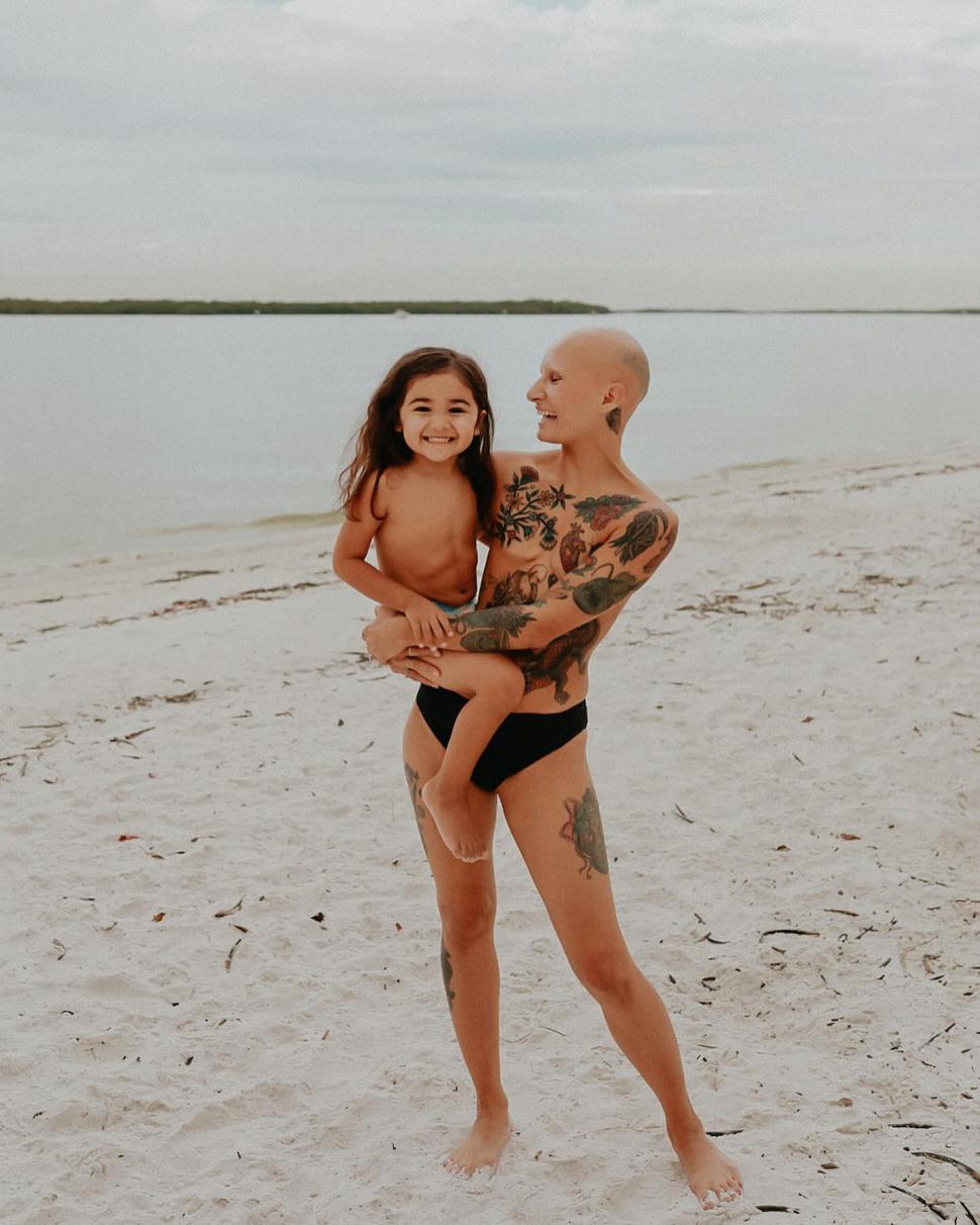 Lecţie de viaţă de la o fotografă. Şi-a făcut dublă mastectomie preventivă, fără implant sincron şi cicatricile le-a umplut cu tatuaje 966538