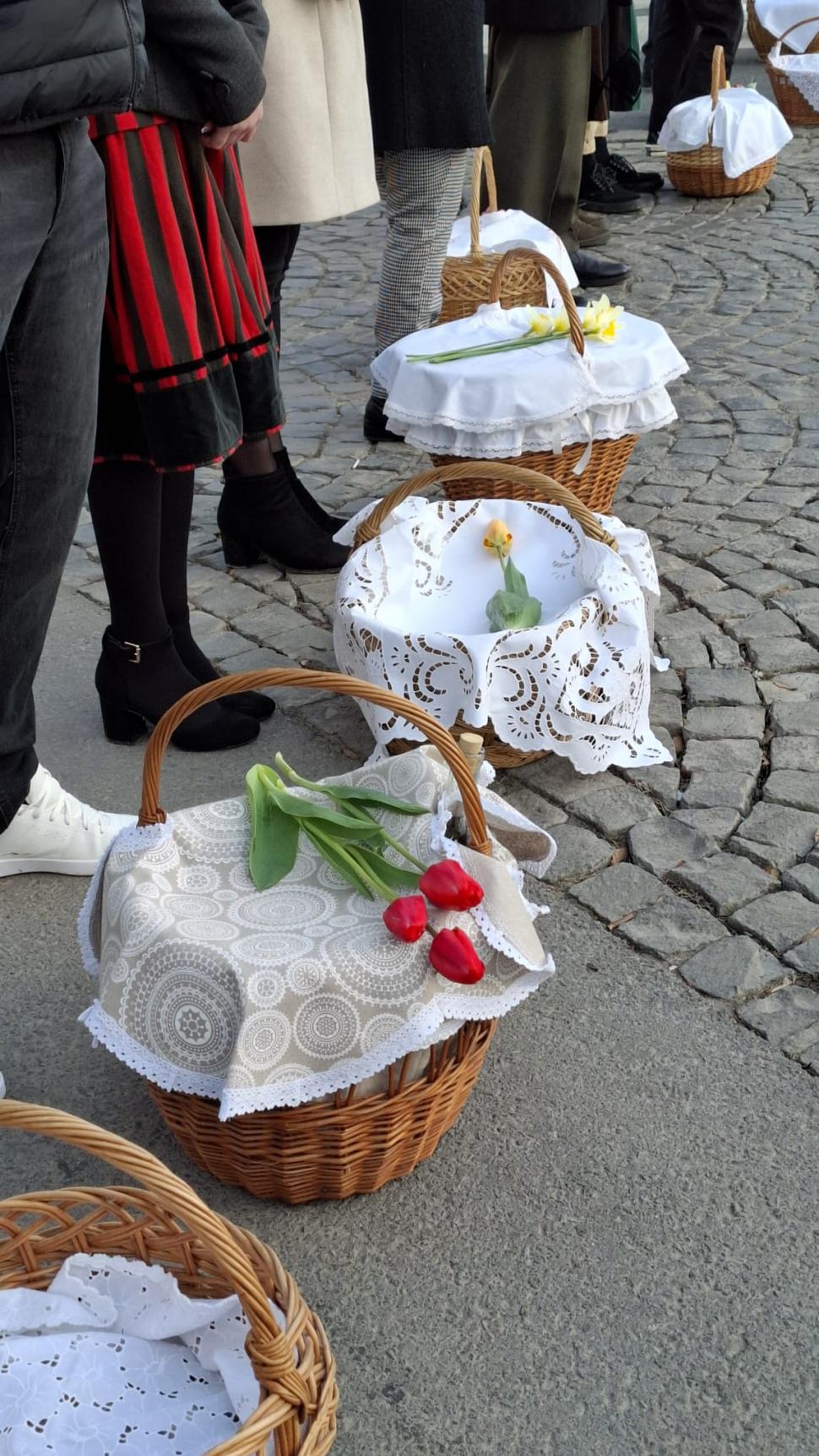 Mulțime impresionantă în Miercurea-Ciuc, oamenii au sfințit mâncarea de Paște. Apoi au cântat imnul Ungariei și pe cel secuiesc 966456