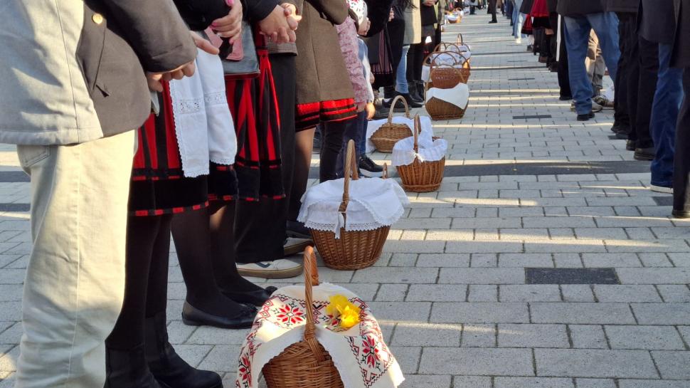 Mulțime impresionantă în Miercurea-Ciuc, oamenii au sfințit mâncarea de Paște. Apoi au cântat imnul Ungariei și pe cel secuiesc 966458