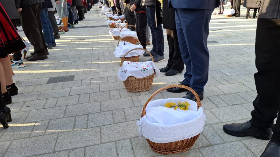 Mulțime impresionantă în Miercurea-Ciuc, oamenii au sfințit mâncarea de Paște. Apoi au cântat imnul Ungariei și pe cel secuiesc 966459