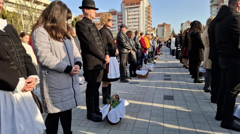 Mulțime impresionantă în Miercurea-Ciuc, oamenii au sfințit mâncarea de Paște. Apoi au cântat imnul Ungariei și pe cel secuiesc 966460