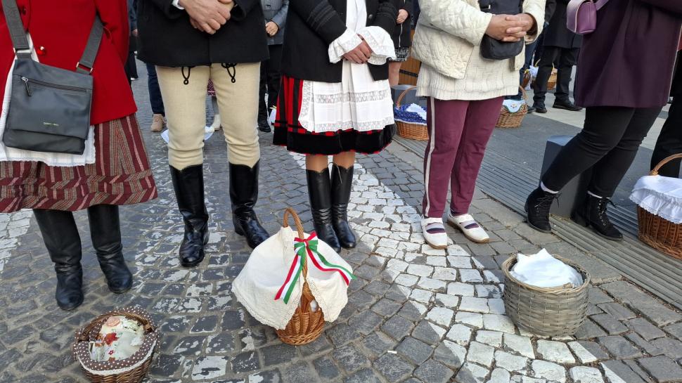 Mulțime impresionantă în Miercurea-Ciuc, oamenii au sfințit mâncarea de Paște. Apoi au cântat imnul Ungariei și pe cel secuiesc 966461