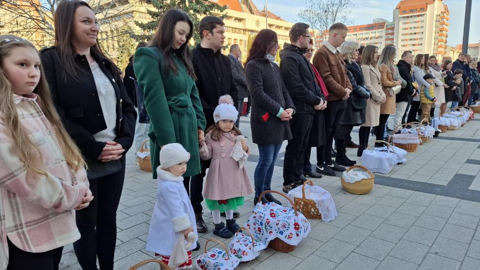 Mulțime impresionantă în Miercurea-Ciuc, oamenii au sfințit mâncarea de Paște. Apoi au cântat imnul Ungariei și pe cel secuiesc 966462