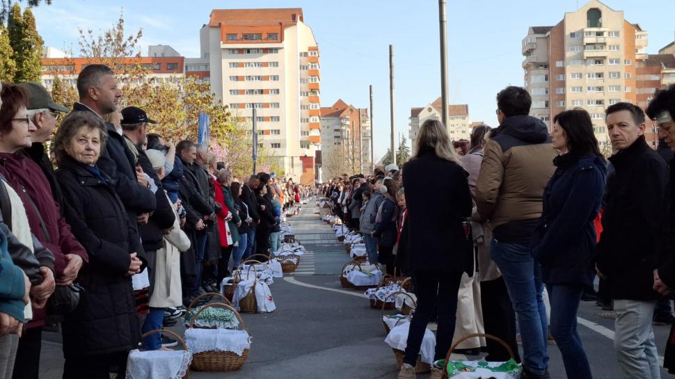 Mulțime impresionantă în Miercurea-Ciuc, oamenii au sfințit mâncarea de Paște. Apoi au cântat imnul Ungariei și pe cel secuiesc 966463