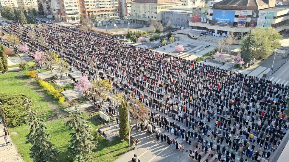 Mulțime impresionantă în Miercurea-Ciuc, oamenii au sfințit mâncarea de Paște. Apoi au cântat imnul Ungariei și pe cel secuiesc 966465