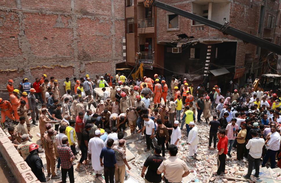 O clădire cu patru etaje s-a prăbușit "ca un castel de cărţi", în India. Au murit 11 oameni, între care trei copii 966422