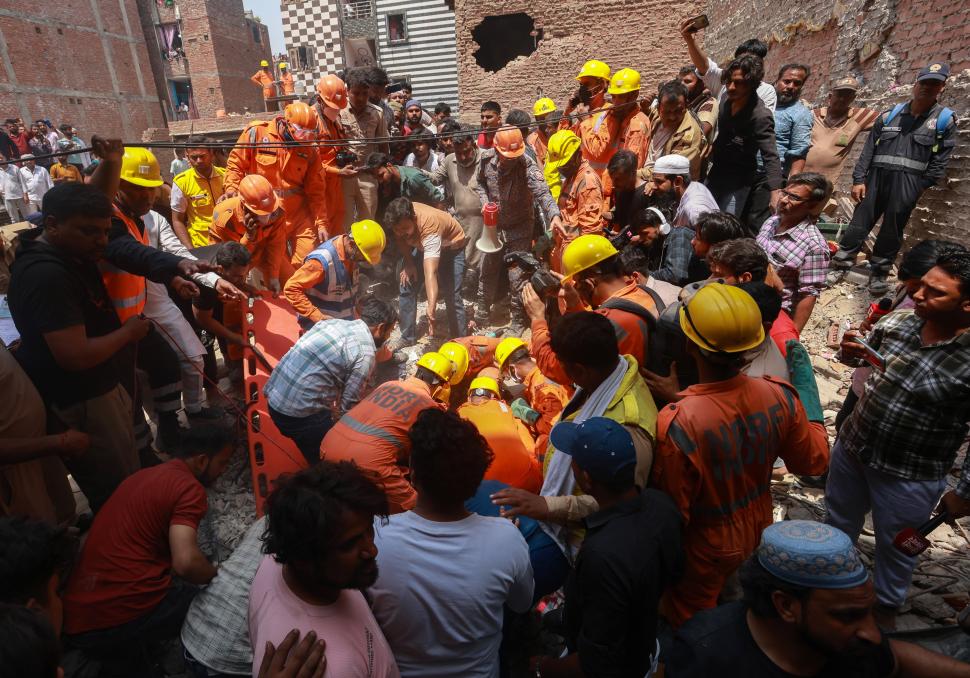 O clădire cu patru etaje s-a prăbușit "ca un castel de cărţi", în India. Au murit 11 oameni, între care trei copii 966423