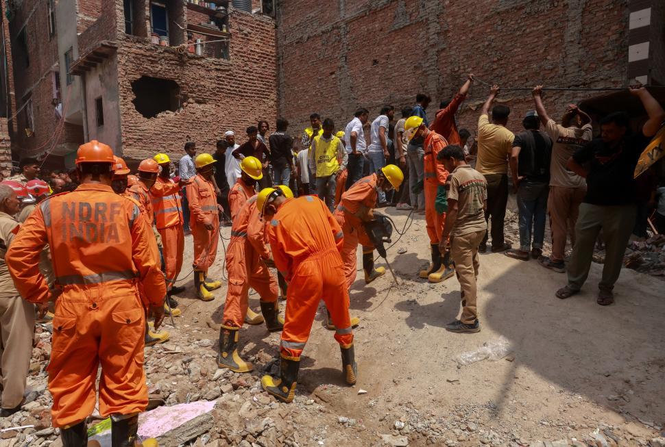 O clădire cu patru etaje s-a prăbușit "ca un castel de cărţi", în India. Au murit 11 oameni, între care trei copii 966424