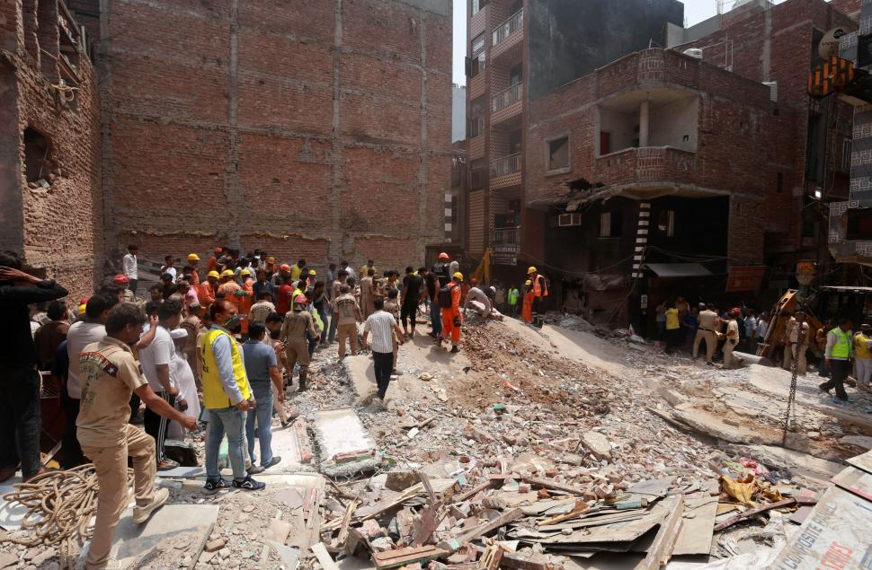 O clădire cu patru etaje s-a prăbușit "ca un castel de cărţi", în India. Au murit 11 oameni, între care trei copii 966425