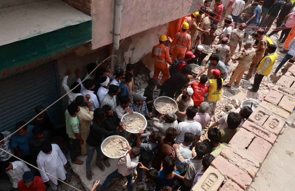 O clădire cu patru etaje s-a prăbușit "ca un castel de cărţi", în India. Au murit 11 oameni, între care trei copii 966428