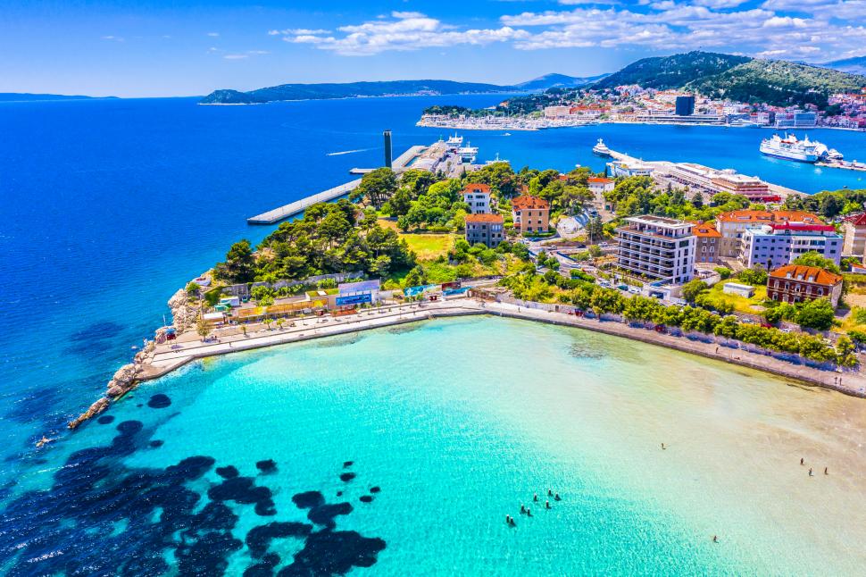 O destinație de vacanță preferată de români îi amendează cu până la 700 de euro pe turiștii care merg fără cămașă 966492