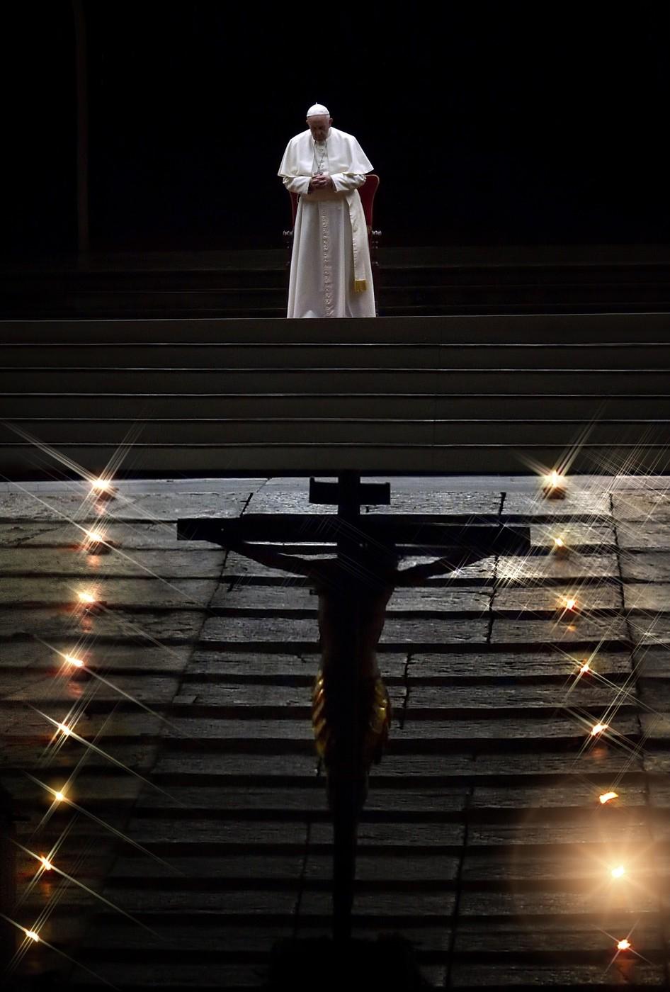 Cele mai impresionante imagini cu Papa Francisc. Momentul când s-a rugat singur în pandemie, în Piața Sf. Petru, a emoționat planeta 966722