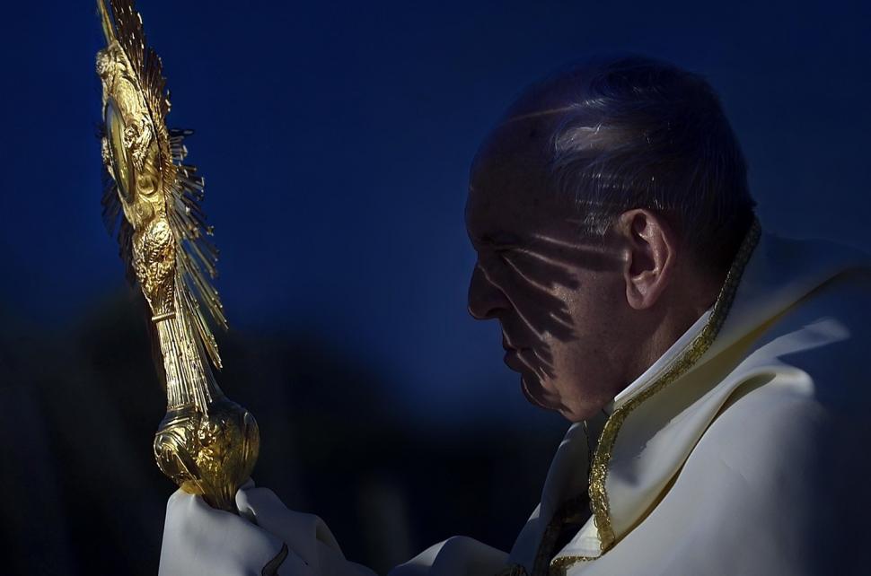 Cele mai impresionante imagini cu Papa Francisc. Momentul când s-a rugat singur în pandemie, în Piața Sf. Petru, a emoționat planeta 966724