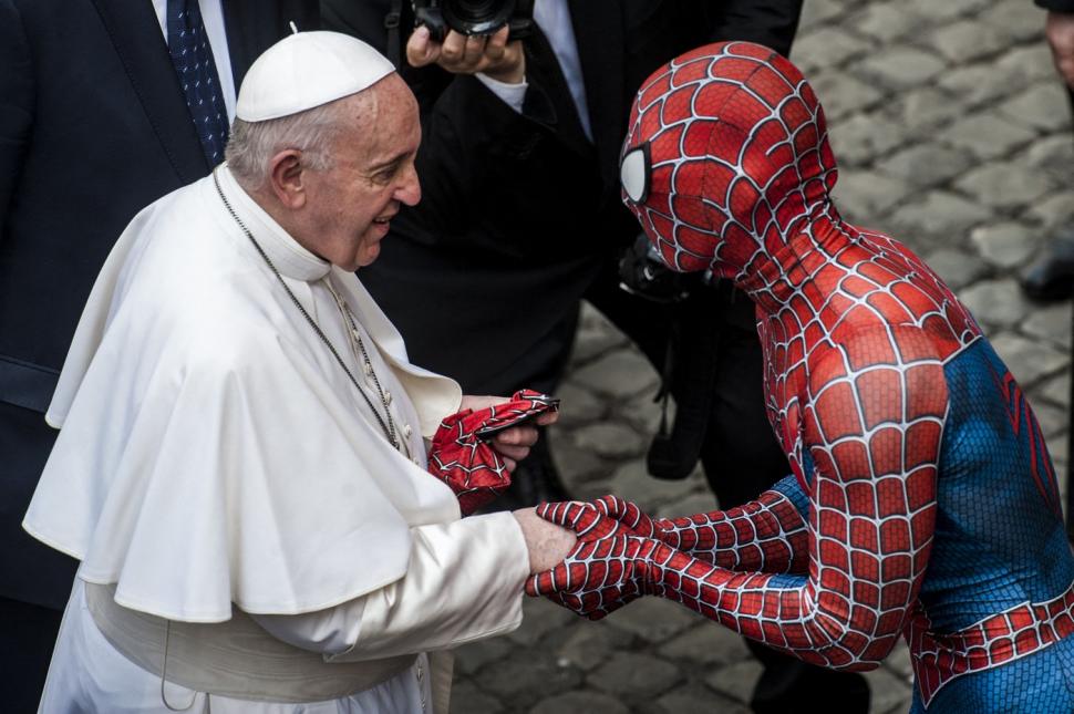 Cele mai impresionante imagini cu Papa Francisc. Momentul când s-a rugat singur în pandemie, în Piața Sf. Petru, a emoționat planeta 966731