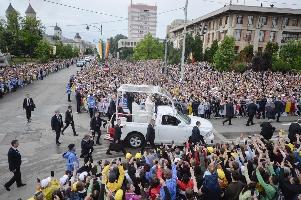 Imagini cu Papa Francisc în România. Ce le-a transmis atunci Suveranul Pontif sutelor de mii de credincioși care l-au așteptat 966759