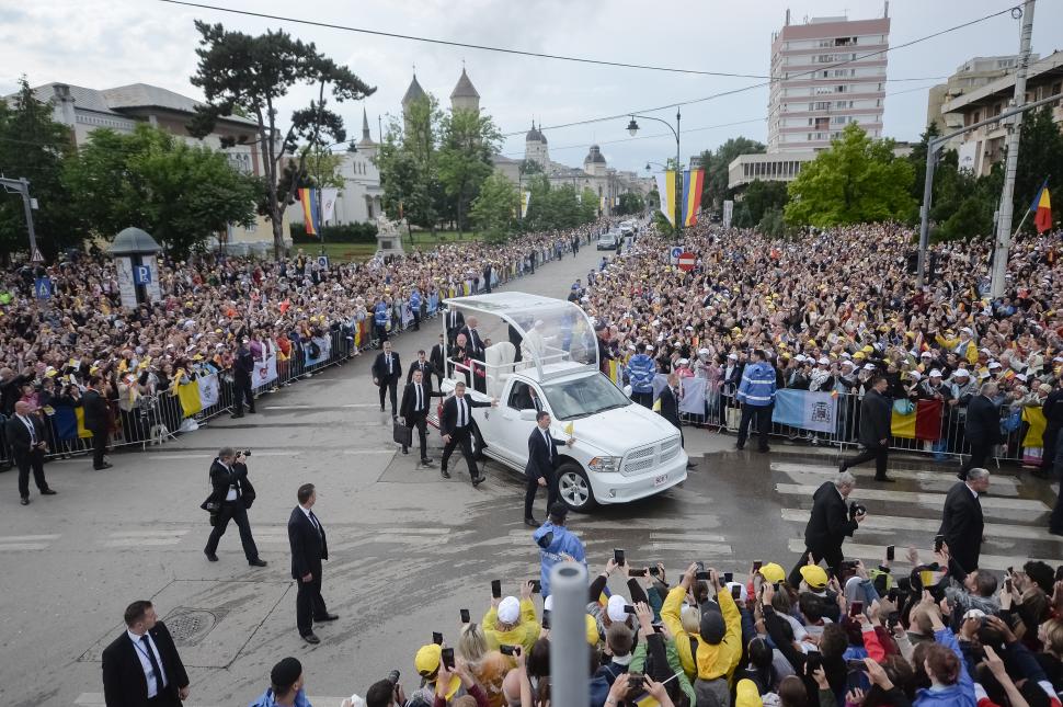 Imagini cu Papa Francisc în România. Ce le-a transmis atunci Suveranul Pontif sutelor de mii de credincioși care l-au așteptat 966761