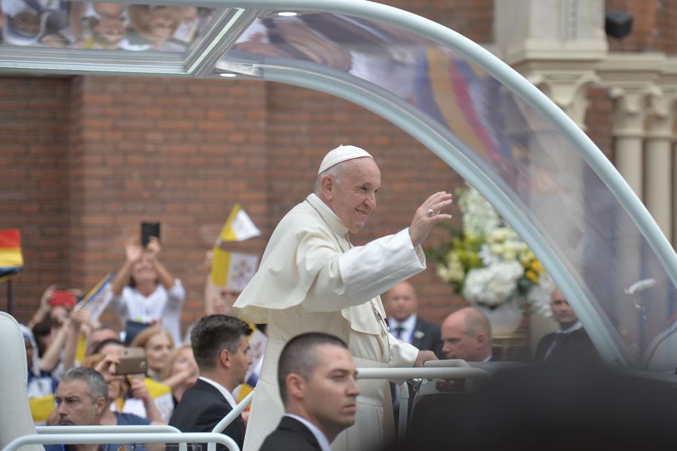 Imagini cu Papa Francisc în România. Ce le-a transmis atunci Suveranul Pontif sutelor de mii de credincioși care l-au așteptat 966767