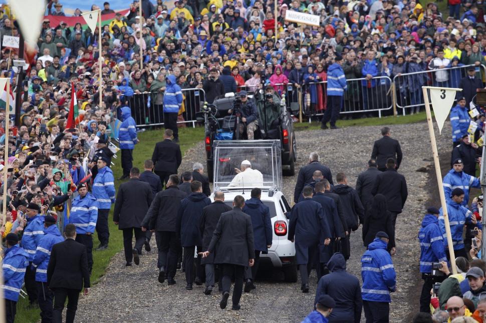 Imagini cu Papa Francisc în România. Ce le-a transmis atunci Suveranul Pontif sutelor de mii de credincioși care l-au așteptat 966780