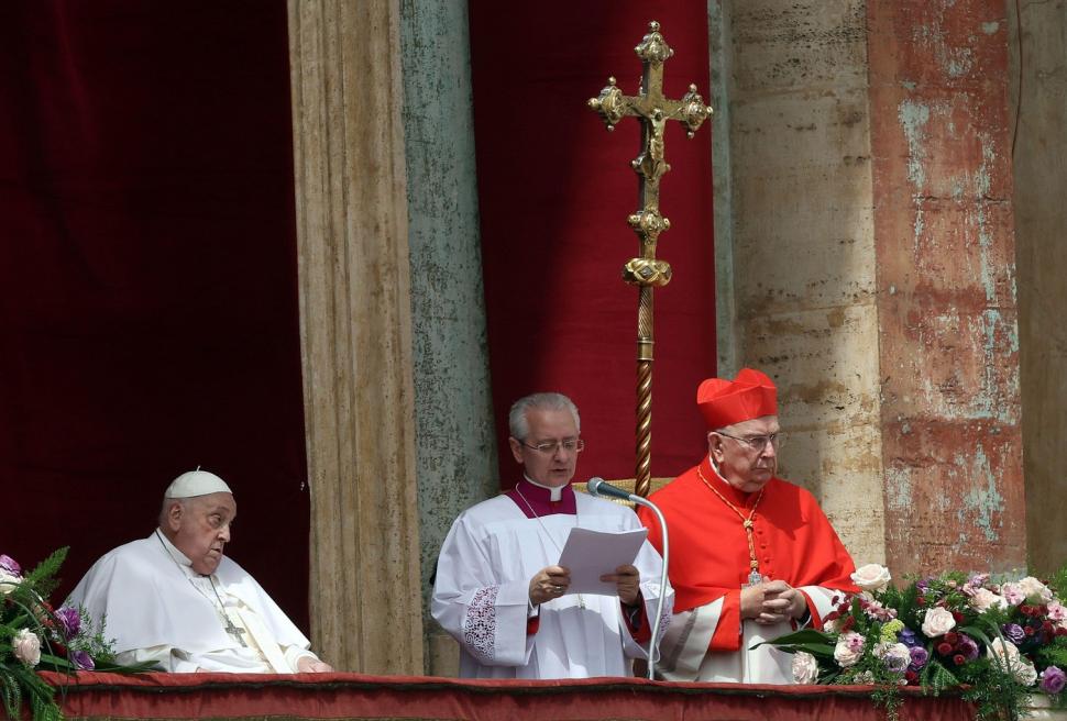 Ultimele imagini cu Papa Francisc, în duminica Paștelui, când a binecuvântat mulțimea și a coborât cu papamobilul printre oameni 966689