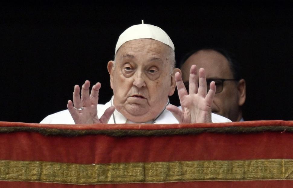 Ultimele imagini cu Papa Francisc, în duminica Paștelui, când a binecuvântat mulțimea și a coborât cu papamobilul printre oameni 966690