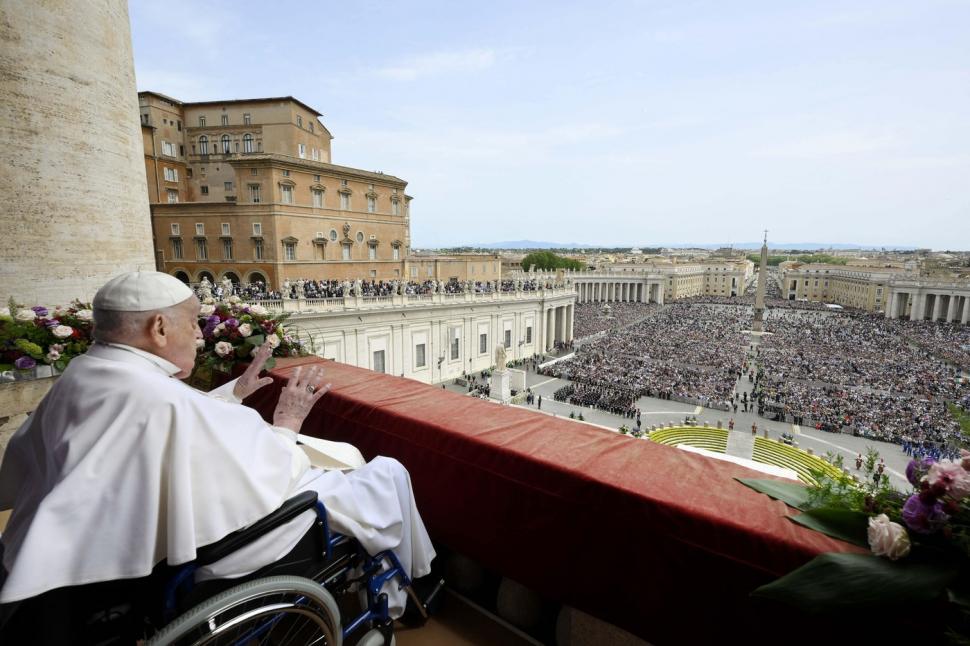 Ultimele imagini cu Papa Francisc, în duminica Paștelui, când a binecuvântat mulțimea și a coborât cu papamobilul printre oameni 966691