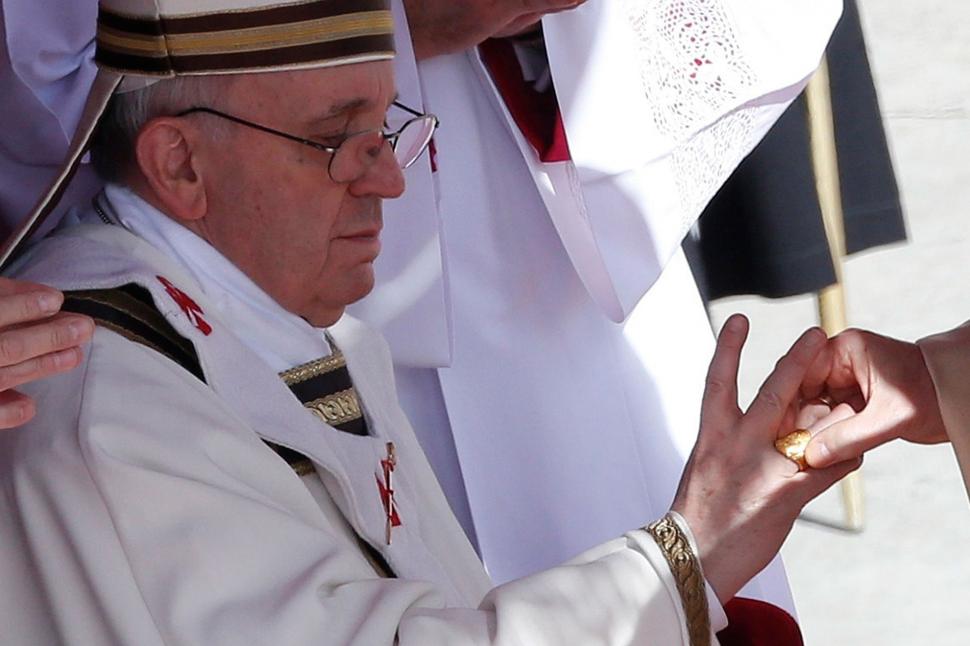 De ce trebuie distrus Inelul Pescarului de pe degetul Papei și de ce a refuzat Francisc să respecte o tradiție veche de 800 de ani 967153