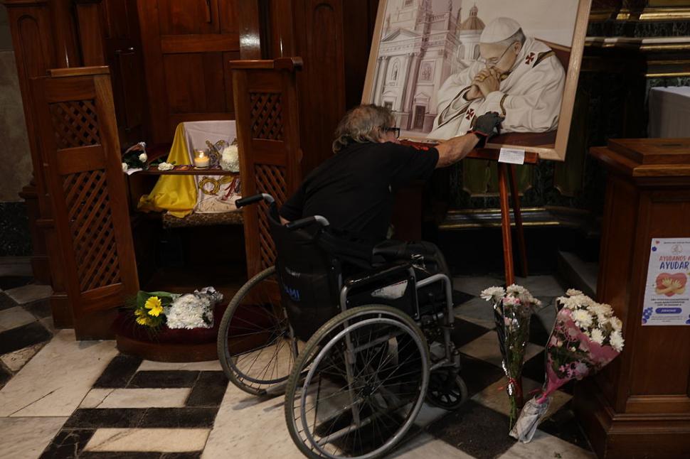 De la Vatican până în Filipine, credincioșii catolici își iau adio de la Papa Francisc. Lacrimi, rugăciuni și zile de doliu 966923