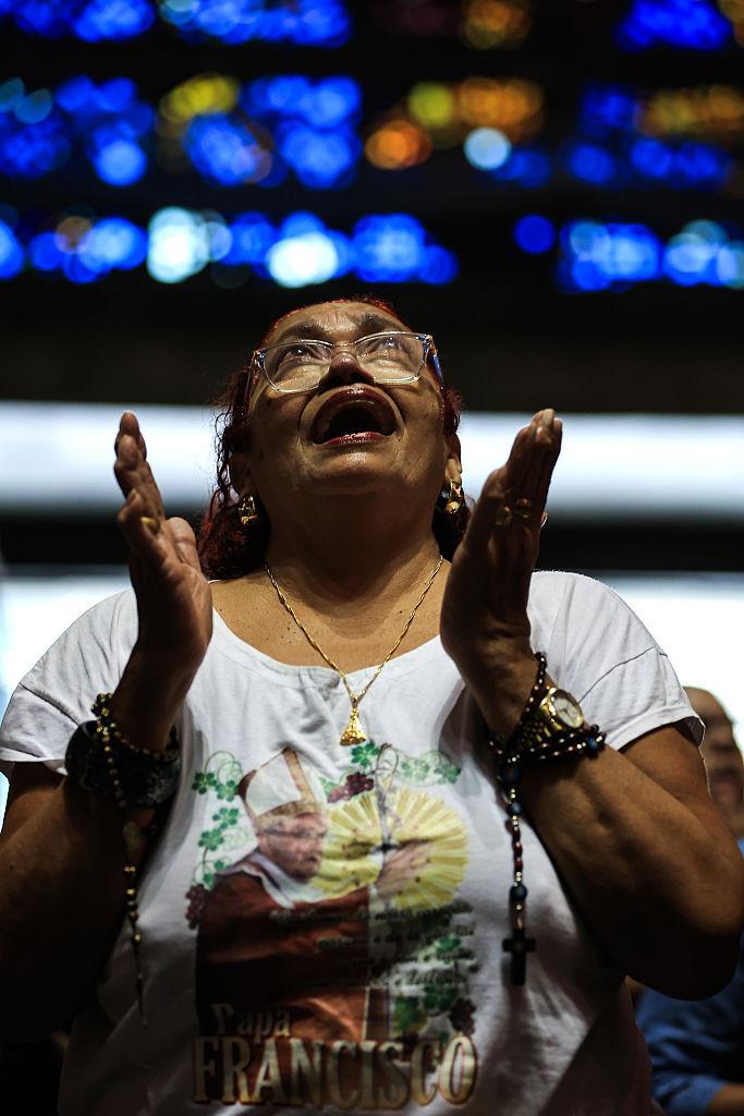 De la Vatican până în Filipine, credincioșii catolici își iau adio de la Papa Francisc. Lacrimi, rugăciuni și zile de doliu 966924