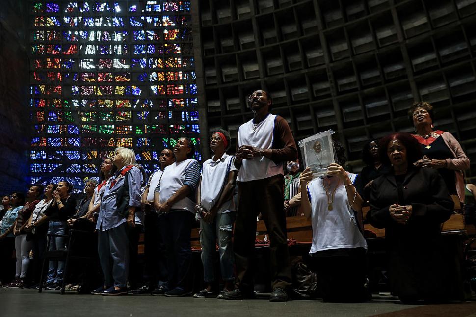 De la Vatican până în Filipine, credincioșii catolici își iau adio de la Papa Francisc. Lacrimi, rugăciuni și zile de doliu 966925