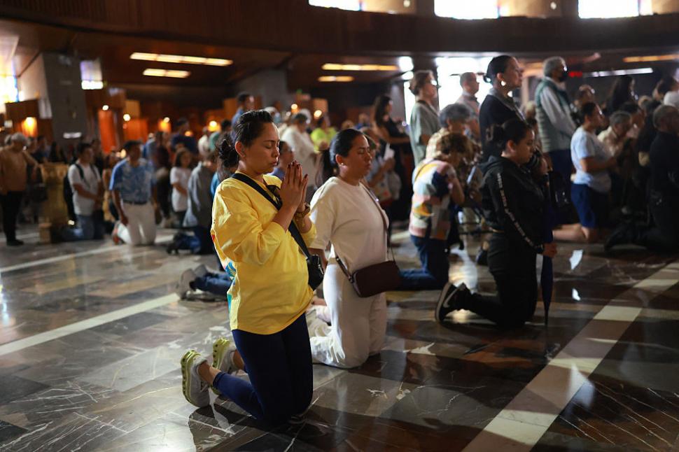 De la Vatican până în Filipine, credincioșii catolici își iau adio de la Papa Francisc. Lacrimi, rugăciuni și zile de doliu 966926