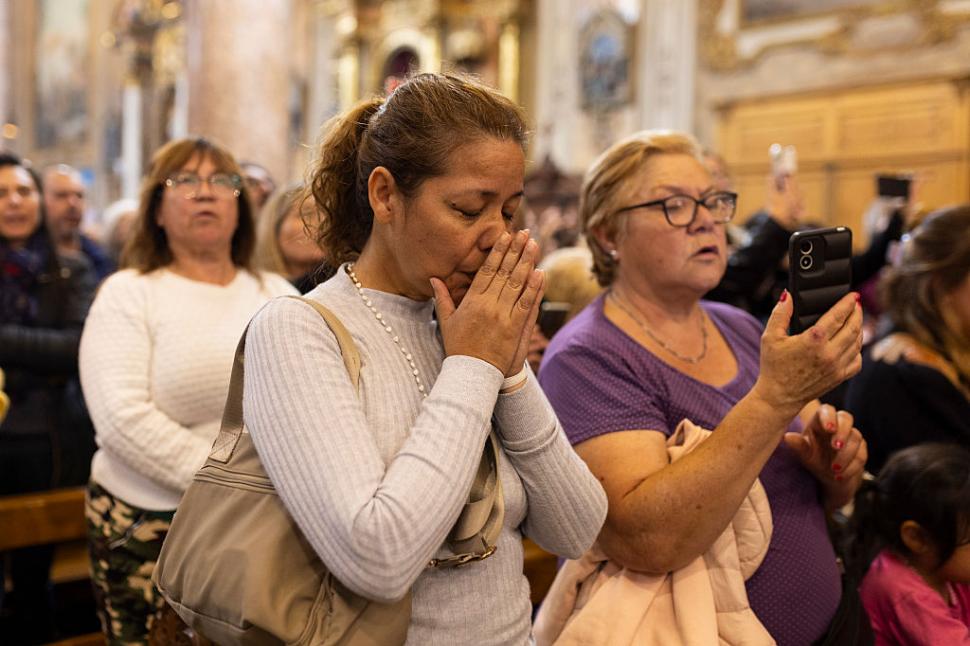 De la Vatican până în Filipine, credincioșii catolici își iau adio de la Papa Francisc. Lacrimi, rugăciuni și zile de doliu 966927