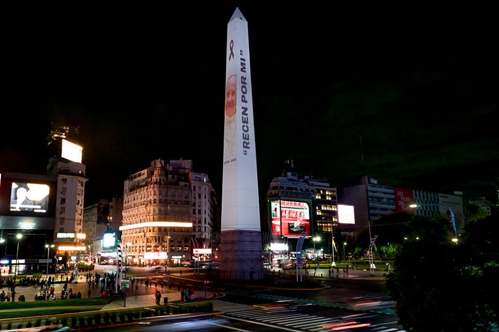 De la Vatican până în Filipine, credincioșii catolici își iau adio de la Papa Francisc. Lacrimi, rugăciuni și zile de doliu 966928