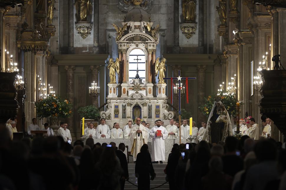 De la Vatican până în Filipine, credincioșii catolici își iau adio de la Papa Francisc. Lacrimi, rugăciuni și zile de doliu 966929