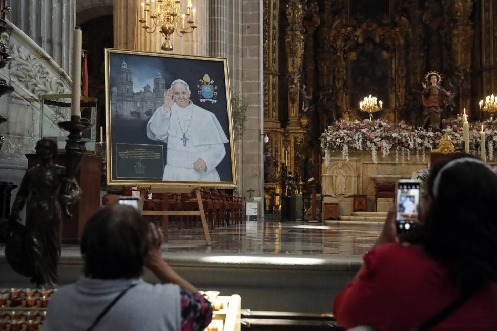 De la Vatican până în Filipine, credincioșii catolici își iau adio de la Papa Francisc. Lacrimi, rugăciuni și zile de doliu 966930