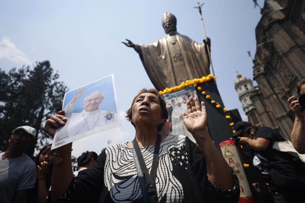 De la Vatican până în Filipine, credincioșii catolici își iau adio de la Papa Francisc. Lacrimi, rugăciuni și zile de doliu 966931