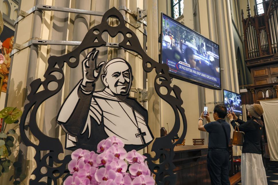 De la Vatican până în Filipine, credincioșii catolici își iau adio de la Papa Francisc. Lacrimi, rugăciuni și zile de doliu 966933