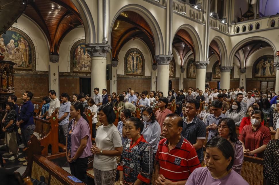 De la Vatican până în Filipine, credincioșii catolici își iau adio de la Papa Francisc. Lacrimi, rugăciuni și zile de doliu 966934