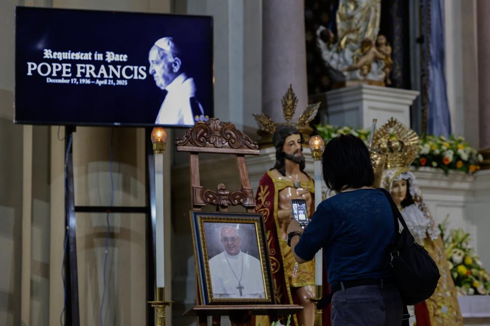De la Vatican până în Filipine, credincioșii catolici își iau adio de la Papa Francisc. Lacrimi, rugăciuni și zile de doliu 966942