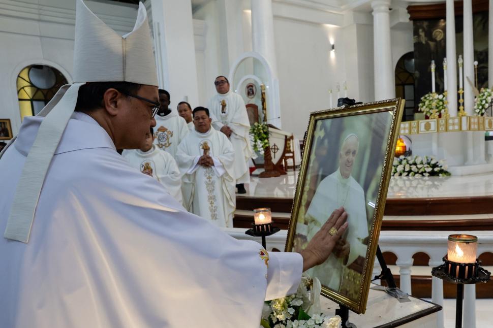 De la Vatican până în Filipine, credincioșii catolici își iau adio de la Papa Francisc. Lacrimi, rugăciuni și zile de doliu 966943