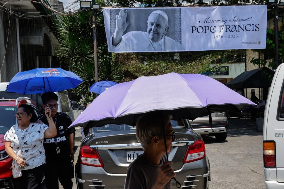 De la Vatican până în Filipine, credincioșii catolici își iau adio de la Papa Francisc. Lacrimi, rugăciuni și zile de doliu 966945