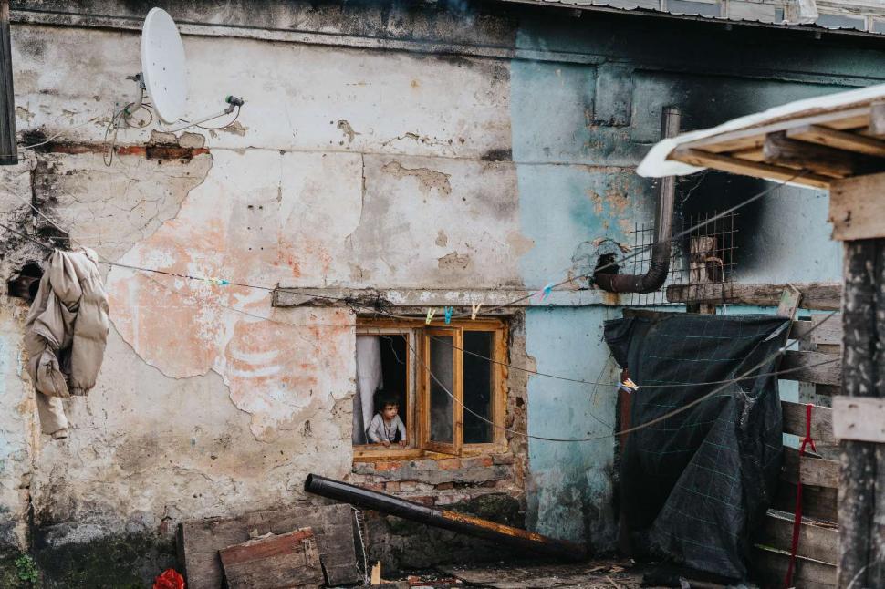 REPORTAJ. Oamenii din Grajduri. Locul unde zeci de copii sunt condamnați la o viață în mizerie și sărăcie extremă 966792