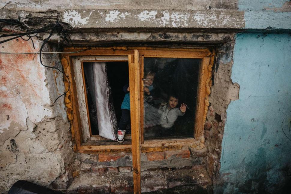 REPORTAJ. Oamenii din Grajduri. Locul unde zeci de copii sunt condamnați la o viață în mizerie și sărăcie extremă 966794