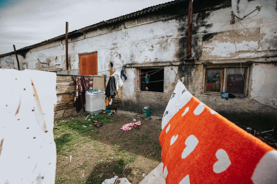 REPORTAJ. Oamenii din Grajduri. Locul unde zeci de copii sunt condamnați la o viață în mizerie și sărăcie extremă 966795