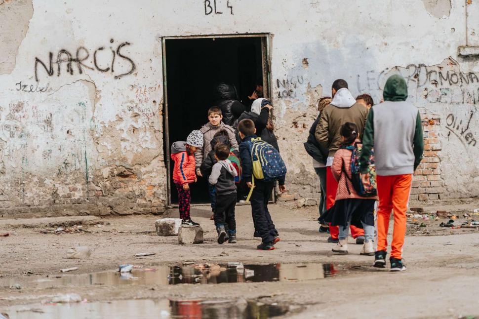 REPORTAJ. Oamenii din Grajduri. Locul unde zeci de copii sunt condamnați la o viață în mizerie și sărăcie extremă 966796