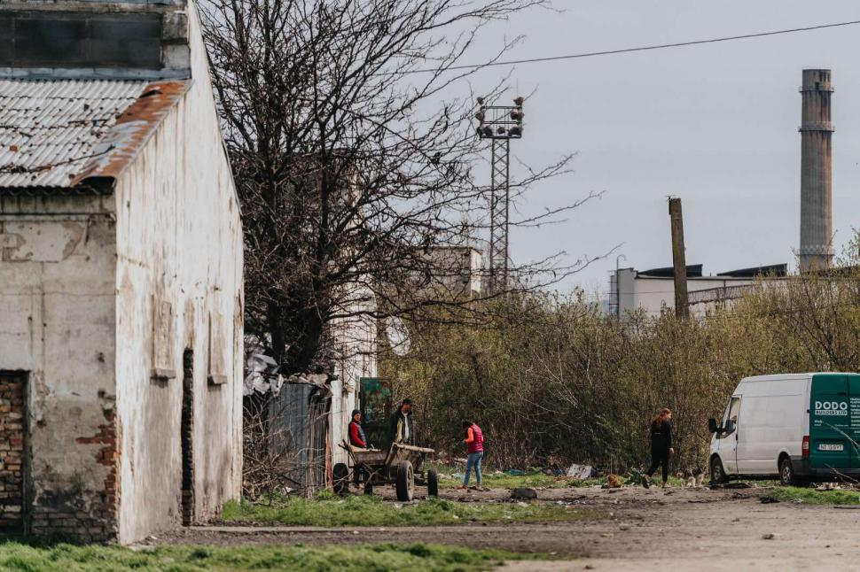 REPORTAJ. Oamenii din Grajduri. Locul unde zeci de copii sunt condamnați la o viață în mizerie și sărăcie extremă 966799