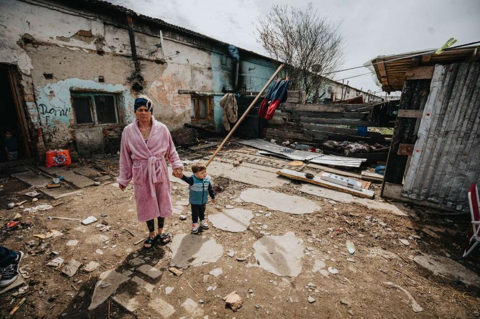 REPORTAJ. Oamenii din Grajduri. Locul unde zeci de copii sunt condamnați la o viață în mizerie și sărăcie extremă 966800