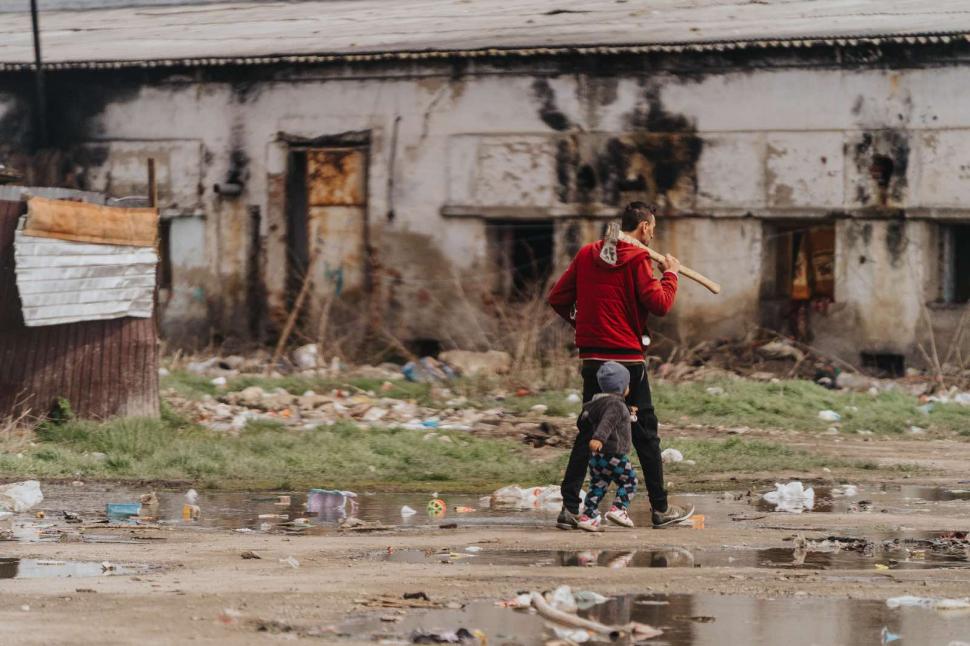 REPORTAJ. Oamenii din Grajduri. Locul unde zeci de copii sunt condamnați la o viață în mizerie și sărăcie extremă 966801