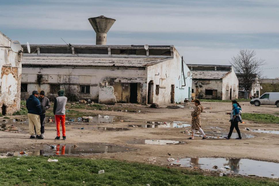 REPORTAJ. Oamenii din Grajduri. Locul unde zeci de copii sunt condamnați la o viață în mizerie și sărăcie extremă 966802